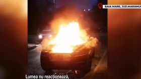 VIDEO O Mașină parcată din Baia Mare a fost cuprinsă de flăcări. Nimeni nu a sărit în ajutor